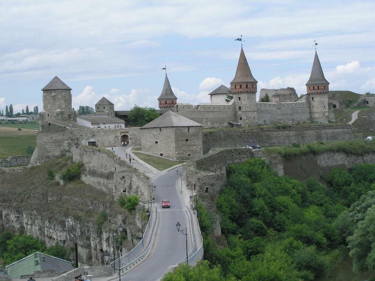 Апартаменты Вероника Kamianets-Podilskyi Exterior photo